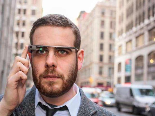 阿里巴巴發(fā)布夸克AI眼鏡 首款大模型穿戴設(shè)備亮相